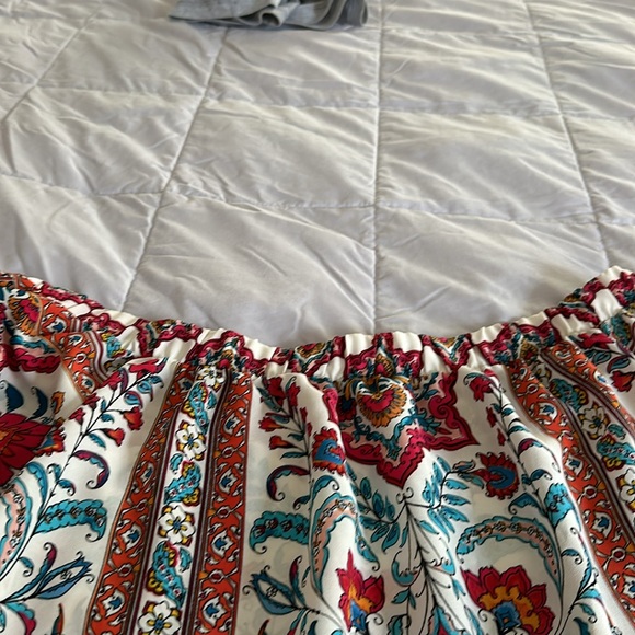 VERSE size Large flowered multi color top. - Picture 8 of 10